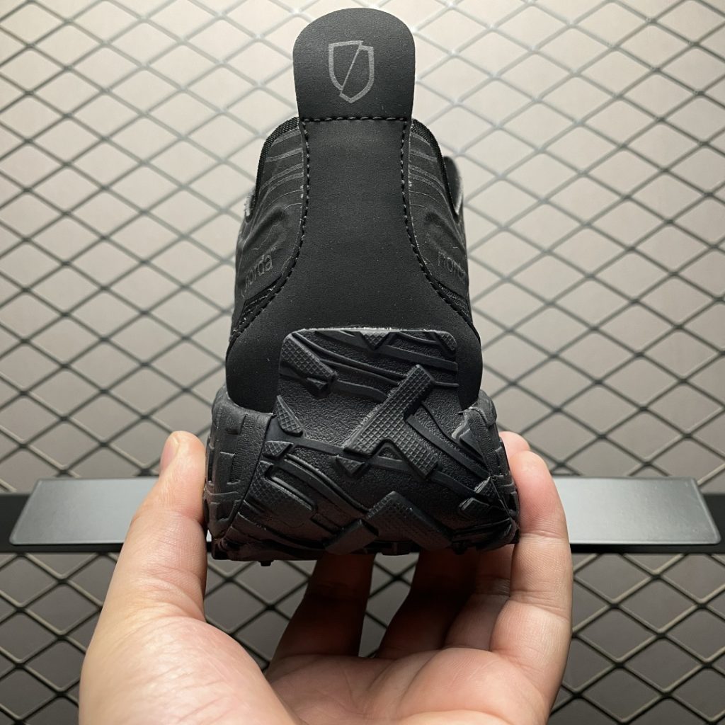 巴黎世家Strike厚底高帮靴的鞋底有哪些独特设计?插图1 巴黎世家Strike厚底高帮靴的鞋底有哪些独特设计?插图1