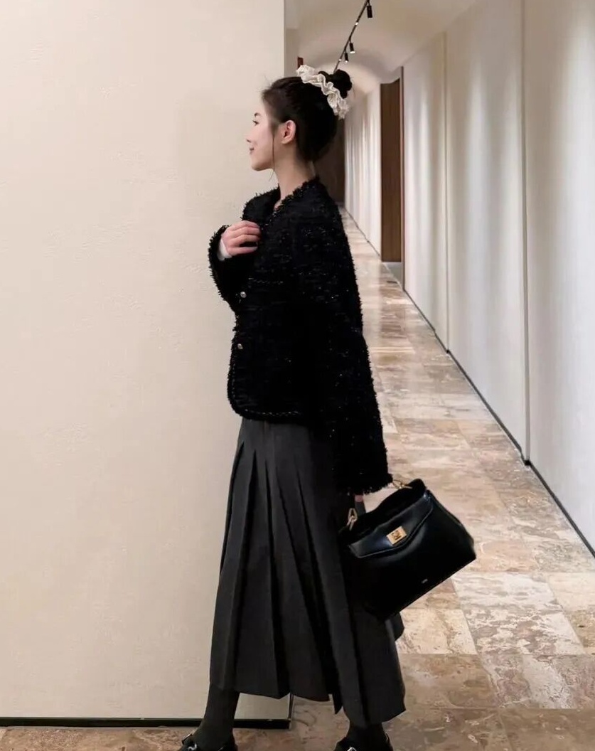 秋天最火“小香风+百褶半身裙”穿搭,气质又优雅缩略图 秋天最火“小香风+百褶半身裙”穿搭,气质又优雅缩略图