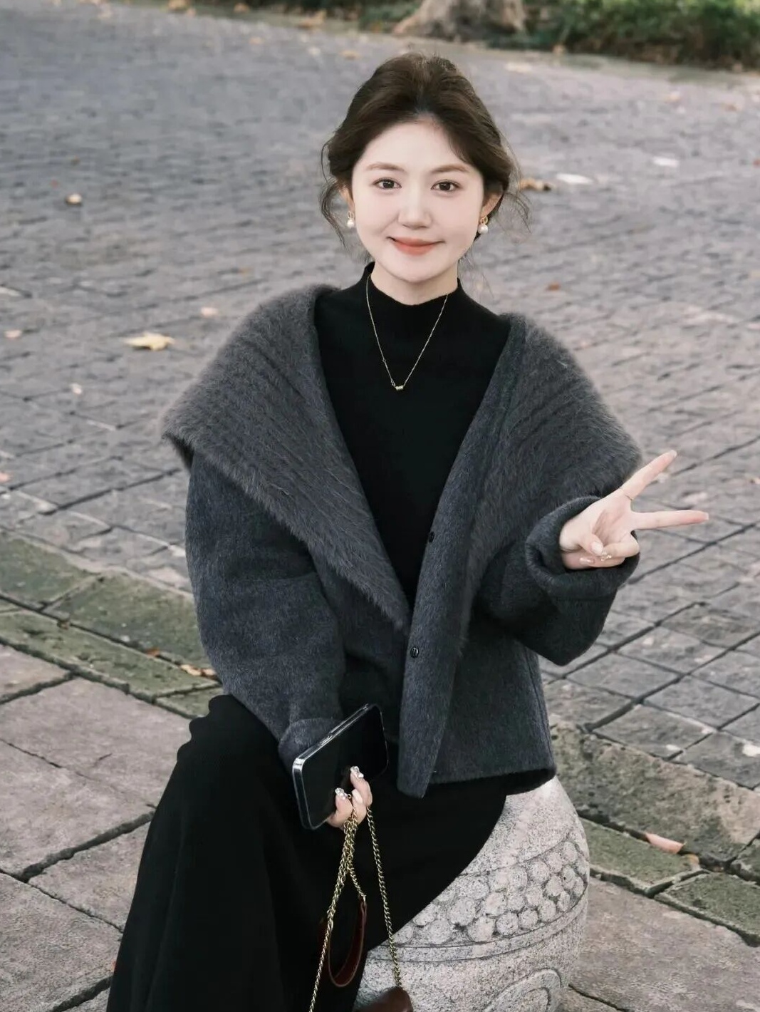秋冬穿搭|高级感“灰黑配”,把优雅与温暖穿在身上缩略图 秋冬穿搭|高级感“灰黑配”,把优雅与温暖穿在身上缩略图