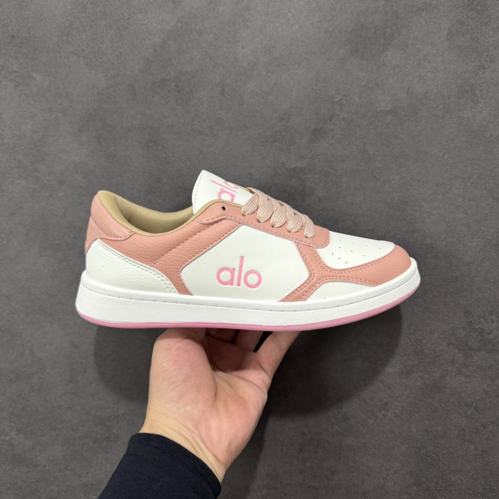 如何用配饰让ALO板鞋和工装裤的搭配更有层次感?插图 如何用配饰让ALO板鞋和工装裤的搭配更有层次感?插图