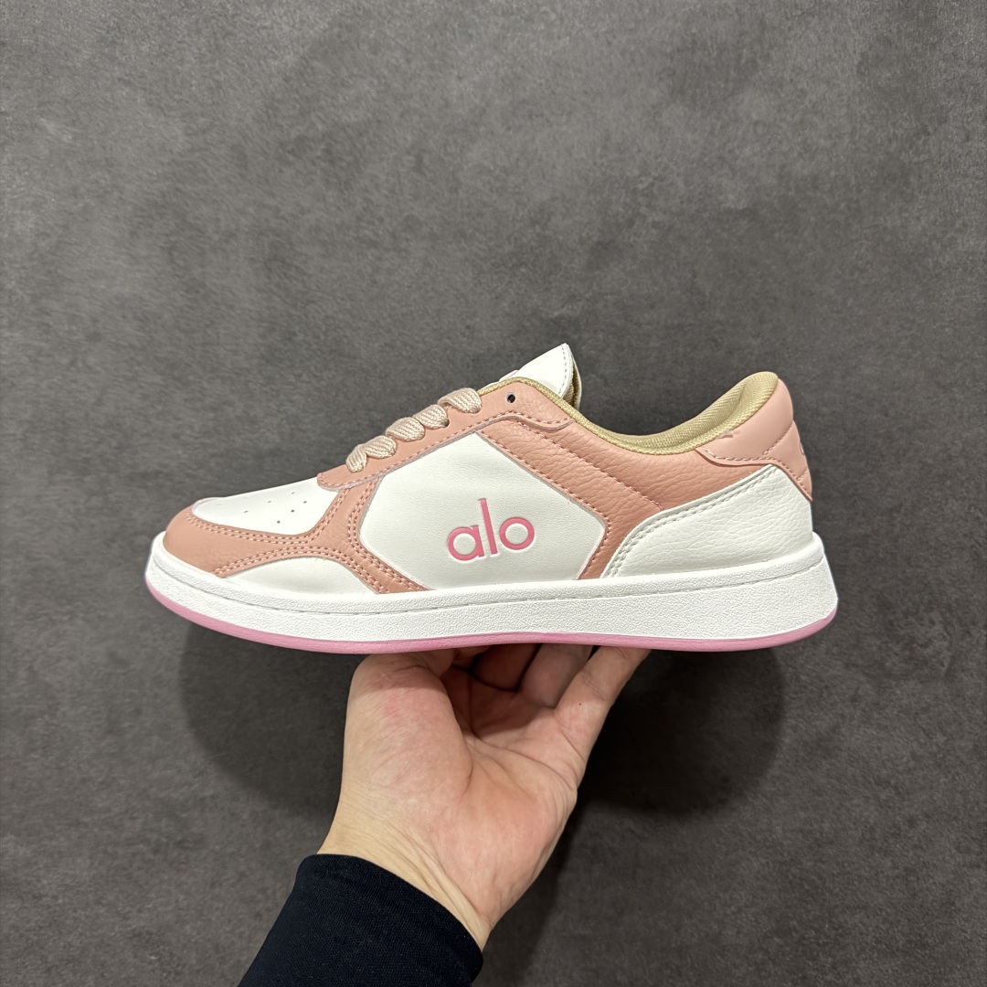 如何用配饰让ALO板鞋和工装裤的搭配更有层次感?缩略图 如何用配饰让ALO板鞋和工装裤的搭配更有层次感?缩略图