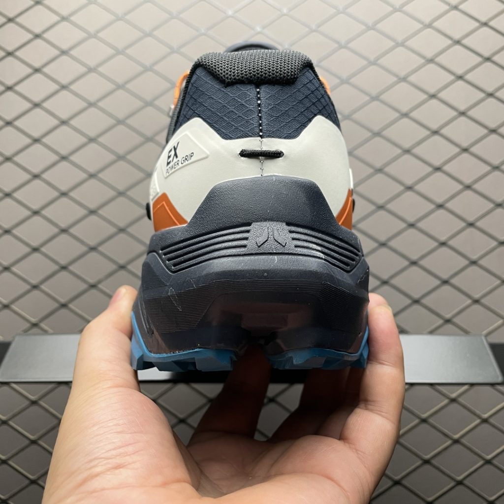 凯乐石冲锋衣和背包的防伪标签具体是什么样子的？如何正确刮开防伪码？插图1