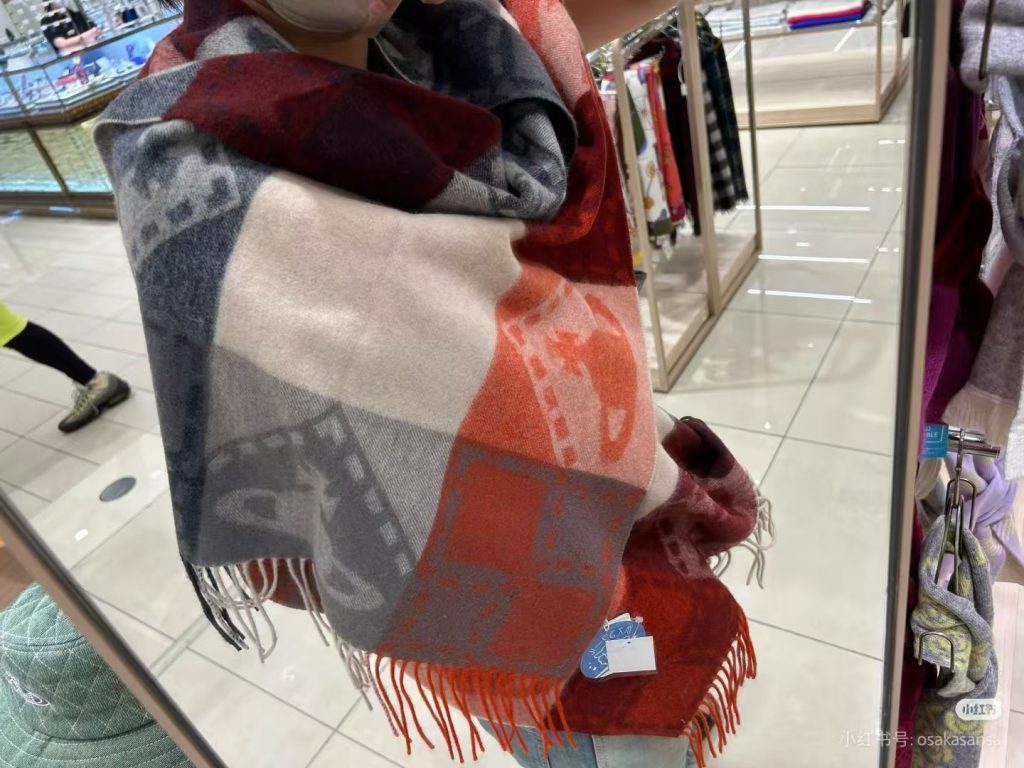 Vivienne Westwood西太后 撞色土星羊绒羊毛流苏长围巾插图1 Vivienne Westwood西太后 撞色土星羊绒羊毛流苏长围巾插图1