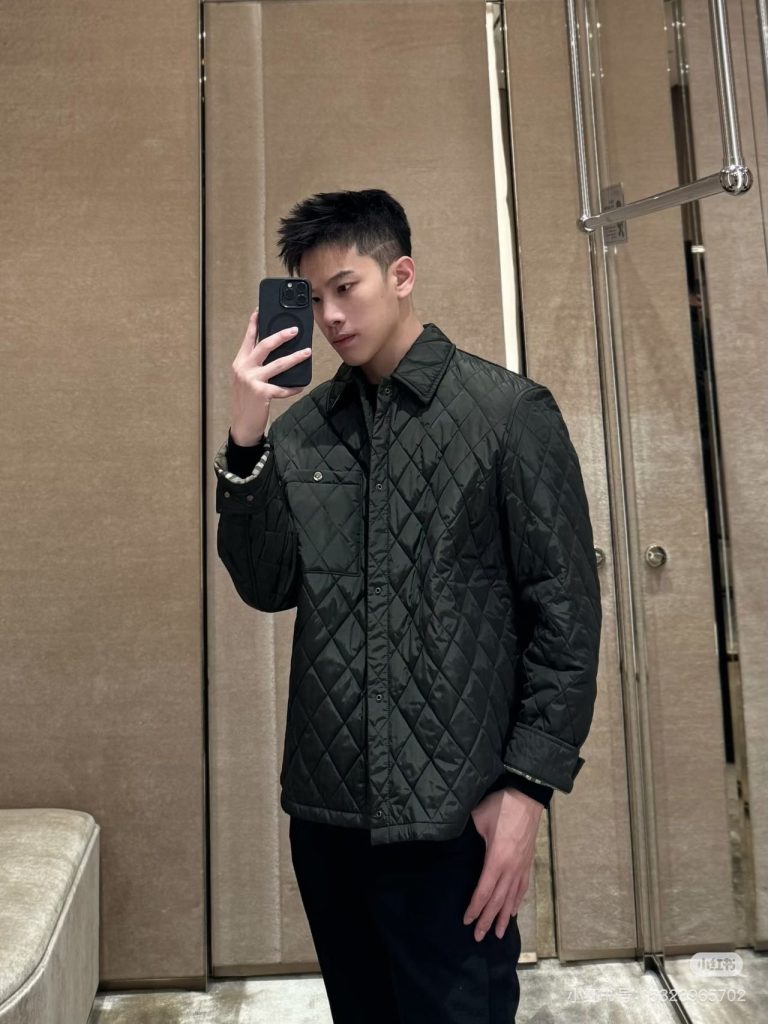 BURBERRY巴宝莉BBR 纯色绗缝口袋格子棉服插图 BURBERRY巴宝莉BBR 纯色绗缝口袋格子棉服插图