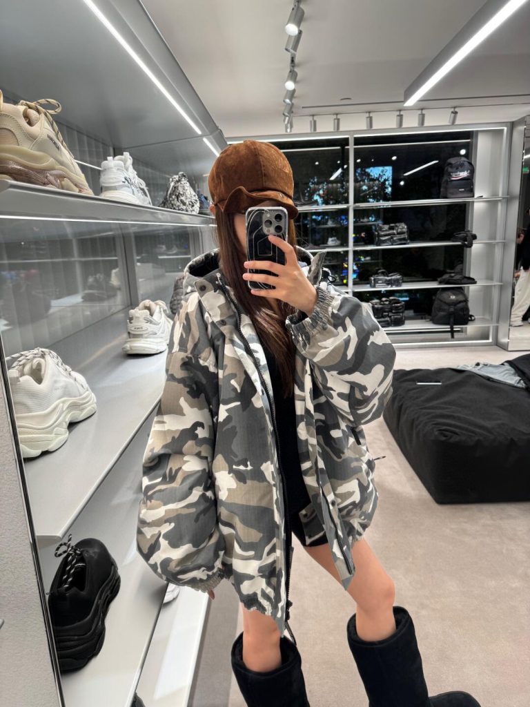 BALENCIAGA巴黎世家BLCG 3B滑雪夹棉冲锋衣迷彩连帽滑雪服外套插图1 BALENCIAGA巴黎世家BLCG 3B滑雪夹棉冲锋衣迷彩连帽滑雪服外套插图1