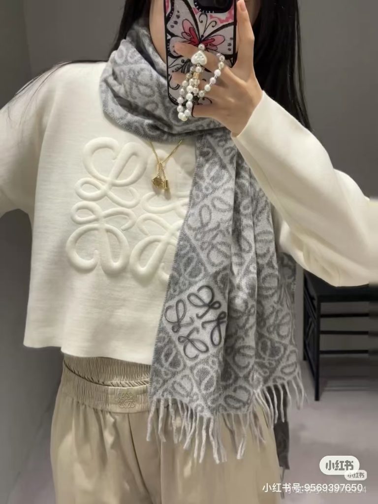LOEWE罗意威 Anagram 提花双面羊毛羊绒流苏长围巾插图1 LOEWE罗意威 Anagram 提花双面羊毛羊绒流苏长围巾插图1