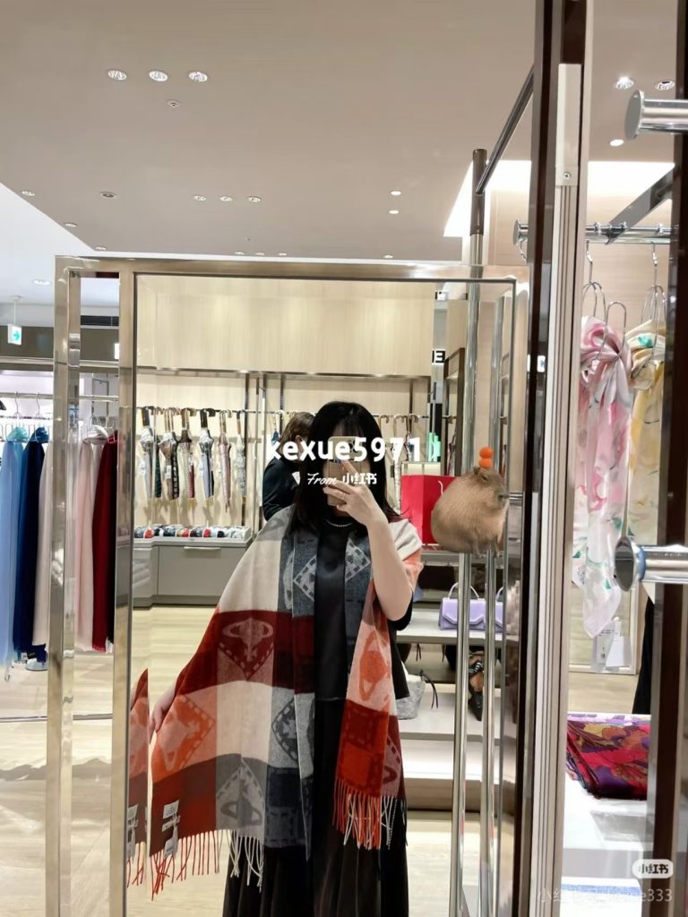 Vivienne Westwood西太后 撞色土星羊绒羊毛流苏长围巾插图 Vivienne Westwood西太后 撞色土星羊绒羊毛流苏长围巾插图