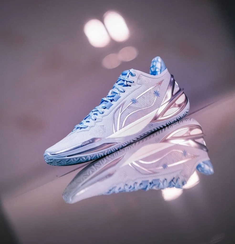 这双「冰雪城堡」实战鞋包是冬日球场的颜值刺客插图 这双「冰雪城堡」实战鞋包是冬日球场的颜值刺客插图