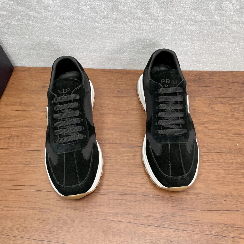 它被男生偷偷买爆!这双prada「隐形富人鞋」到底有什么魔力?插图1 它被男生偷偷买爆!这双prada「隐形富人鞋」到底有什么魔力?插图1