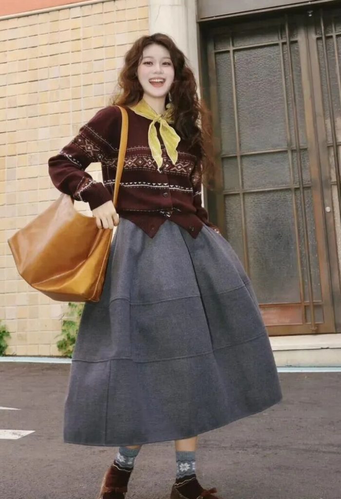 秋日复古甜妹|酒红针织+灰调伞裙的温柔松弛感插图 秋日复古甜妹|酒红针织+灰调伞裙的温柔松弛感插图