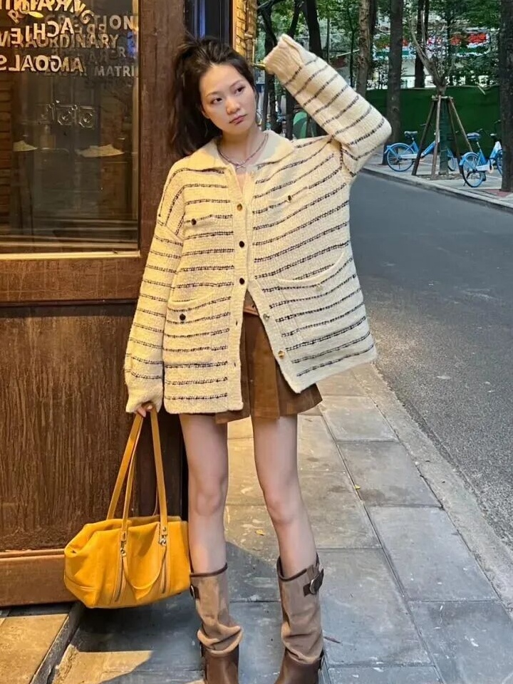 秋日街头松弛感|粗花呢开衫+棕调短靴的复古甜酷插图 秋日街头松弛感|粗花呢开衫+棕调短靴的复古甜酷插图