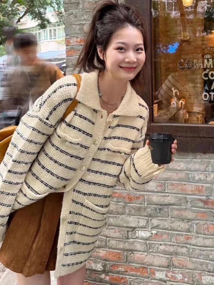 秋日街头松弛感|粗花呢开衫+棕调短靴的复古甜酷缩略图 秋日街头松弛感|粗花呢开衫+棕调短靴的复古甜酷缩略图