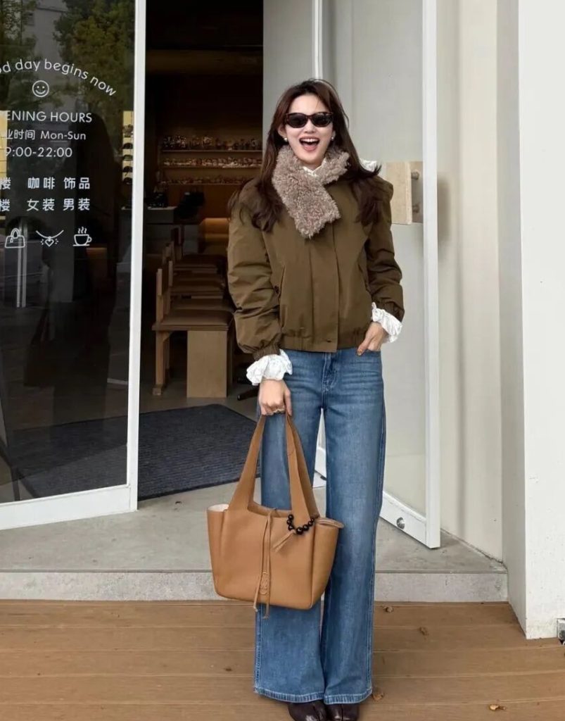 棕调秋意|羊羔毛围巾+短款夹克,把松弛感穿成日常插图 棕调秋意|羊羔毛围巾+短款夹克,把松弛感穿成日常插图