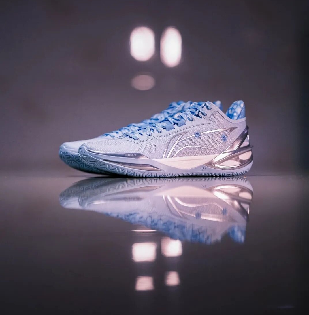 这双「冰雪城堡」实战鞋包是冬日球场的颜值刺客缩略图 这双「冰雪城堡」实战鞋包是冬日球场的颜值刺客缩略图