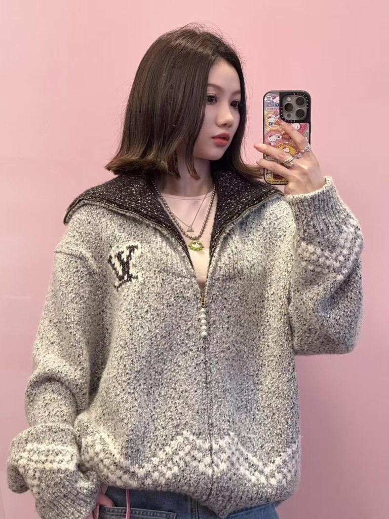 LOUIS VUITTON LV 灰色钓鱼高领拉链针织开衫插图1 LOUIS VUITTON LV 灰色钓鱼高领拉链针织开衫插图1