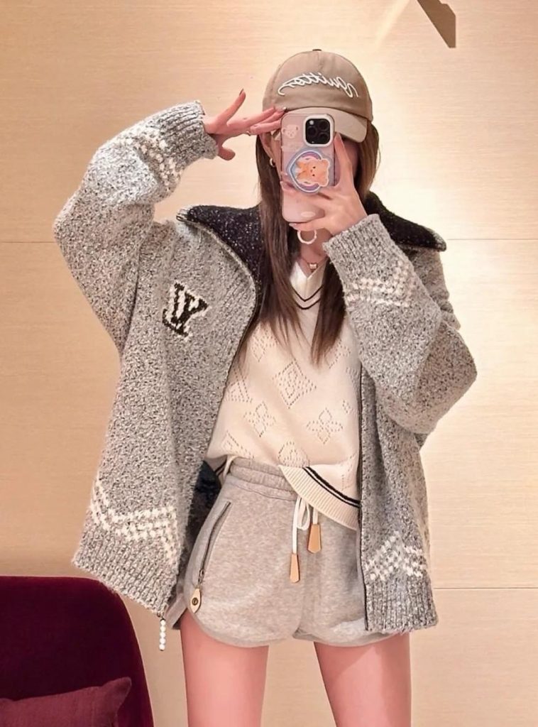 LOUIS VUITTON LV 灰色钓鱼高领拉链针织开衫插图 LOUIS VUITTON LV 灰色钓鱼高领拉链针织开衫插图
