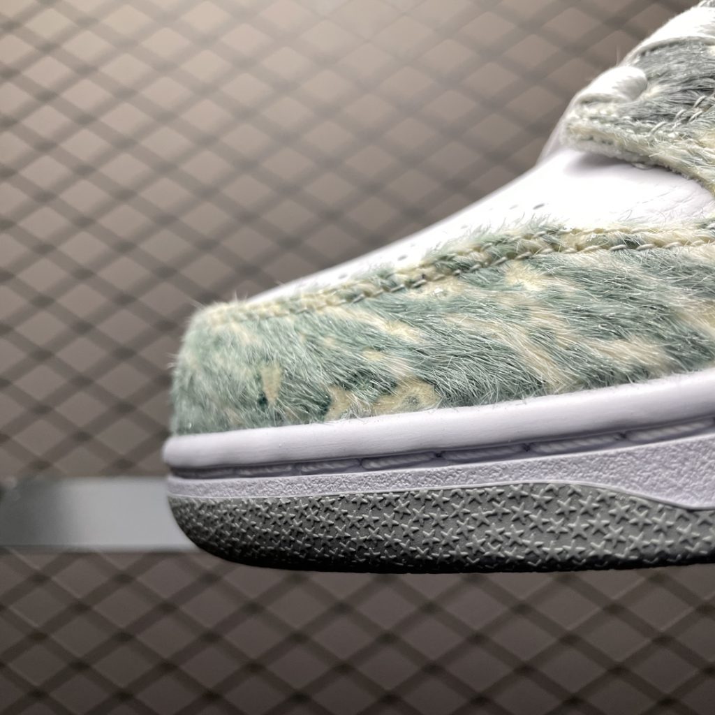 NKDunk龙年敖丙莆田纯原版本和正品在鞋舌上有什么区别?插图2 NKDunk龙年敖丙莆田纯原版本和正品在鞋舌上有什么区别?插图2