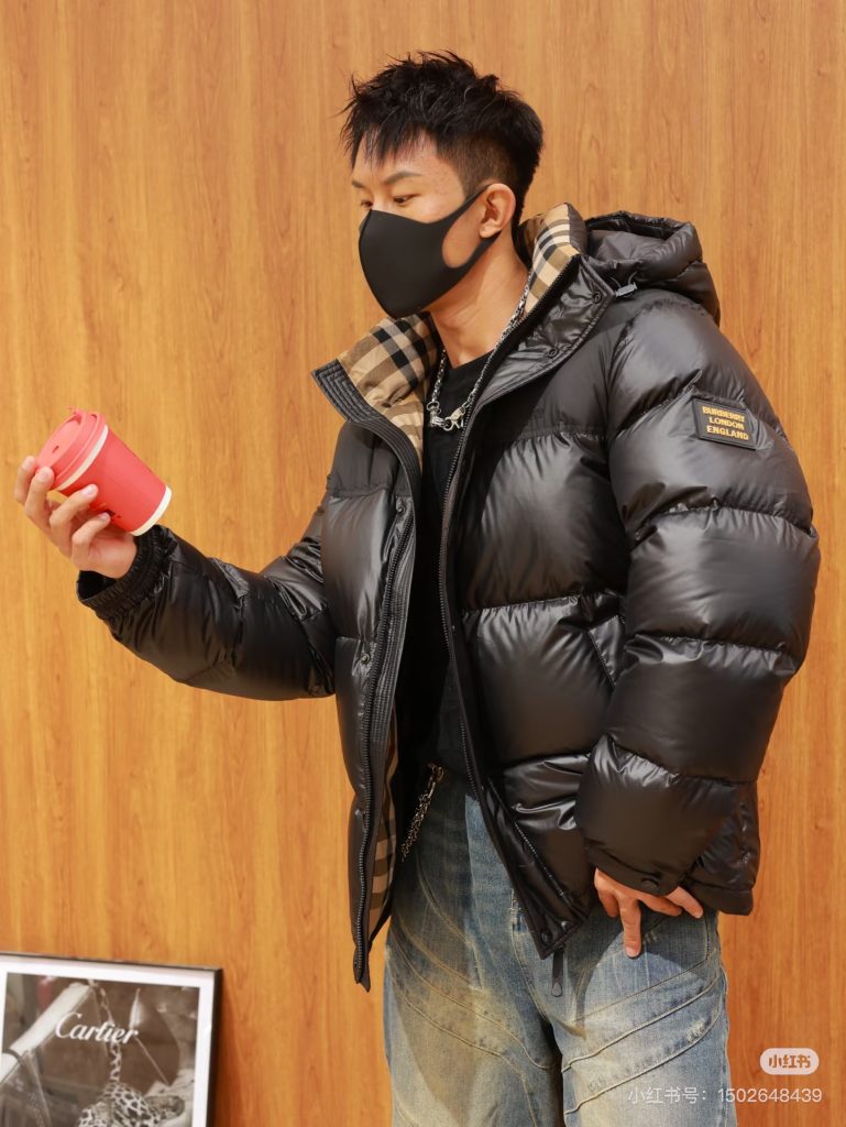 Burberry撞色胶条字母Logo羽绒服的尺码是否偏大？插图