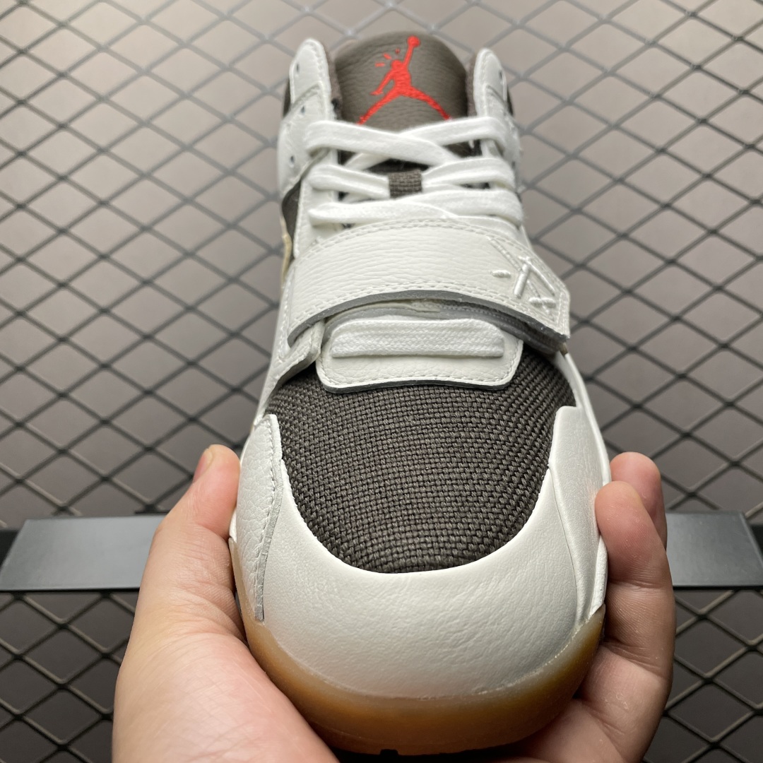 如何通过鬼脸压印的细节判断复刻鞋的批次差异?缩略图 如何通过鬼脸压印的细节判断复刻鞋的批次差异?缩略图