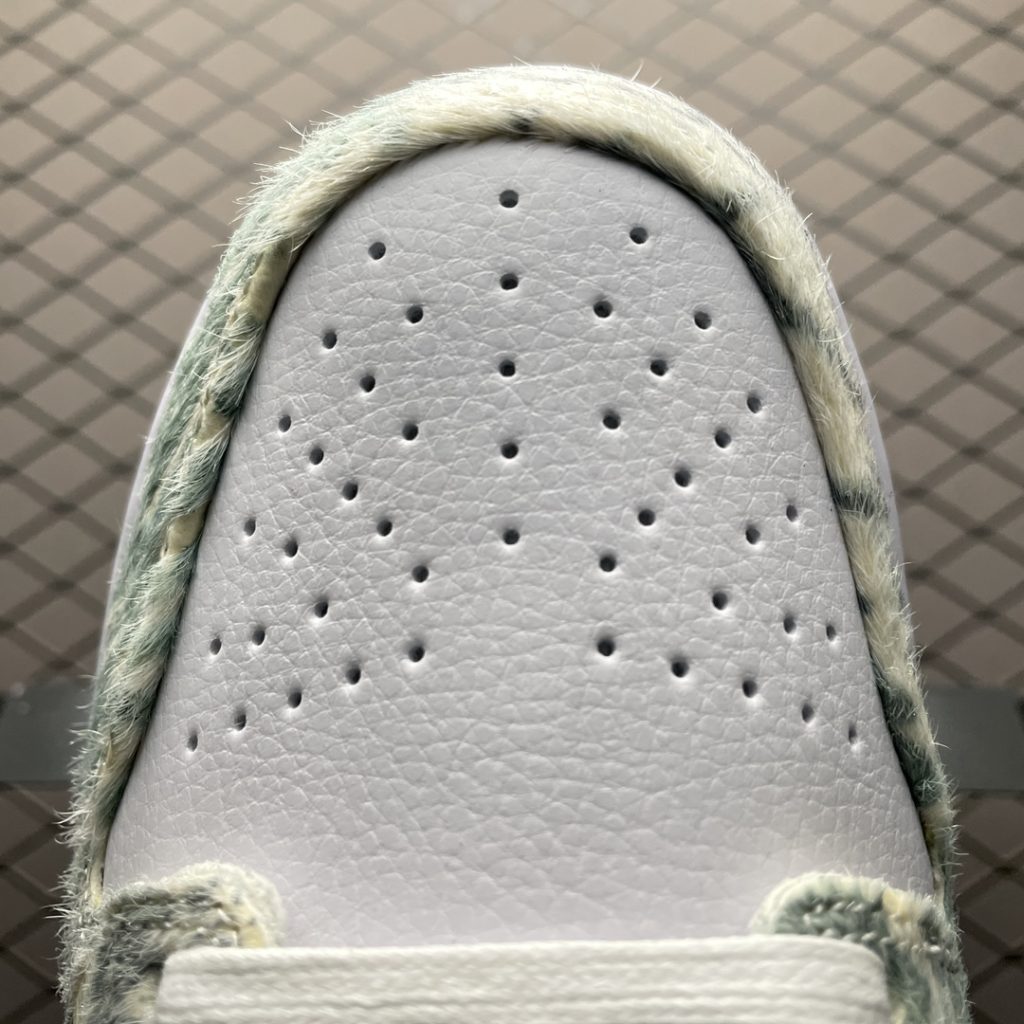 NKDunk龙年敖丙莆田纯原版本和正品在鞋舌上有什么区别?插图1 NKDunk龙年敖丙莆田纯原版本和正品在鞋舌上有什么区别?插图1