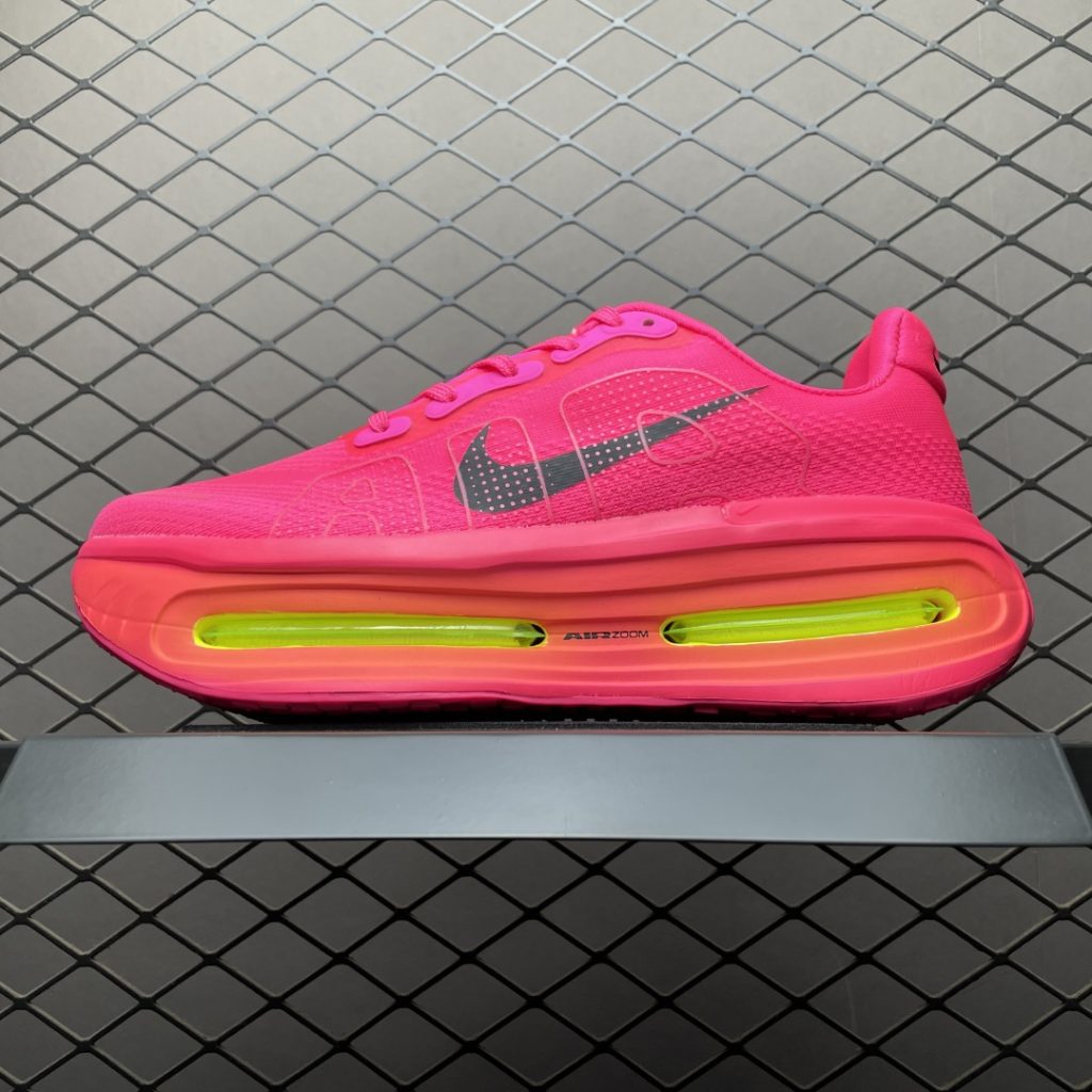 Yeezy Boost 350 V2黄斑马鞋底钢印的字体样式有什么特别之处？插图