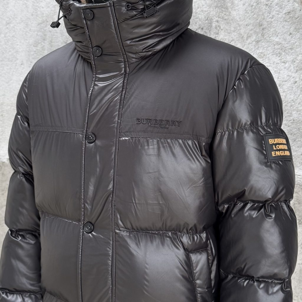 Burberry/博柏利巴宝莉羽绒服撞色胶条字母Logo徽标连帽羽绒服插图1 Burberry/博柏利巴宝莉羽绒服撞色胶条字母Logo徽标连帽羽绒服插图1