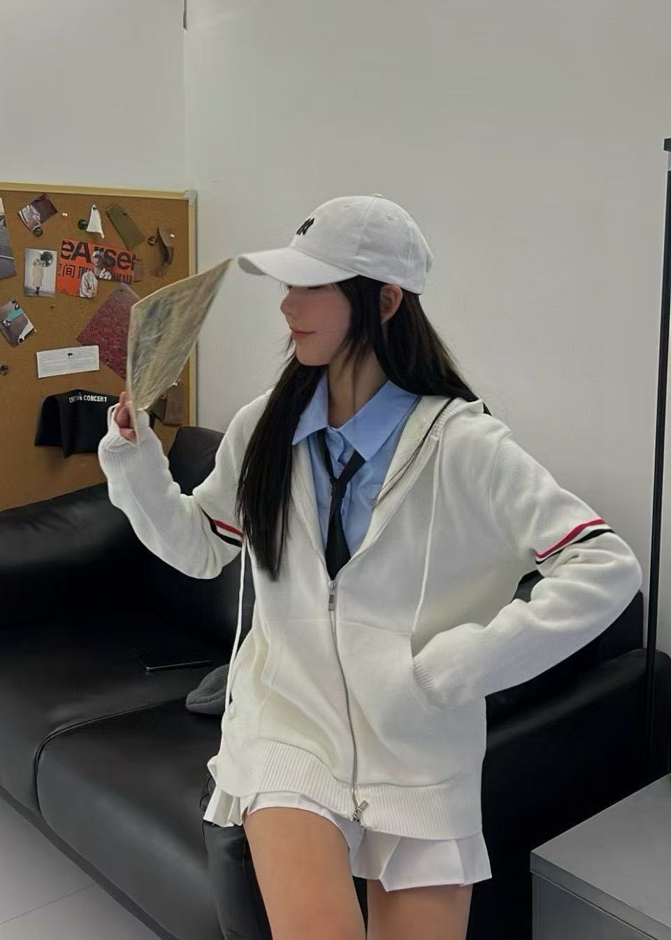 THOM BROWNE TB双袖标拉链毛衣外套有哪些经典配饰?缩略图 THOM BROWNE TB双袖标拉链毛衣外套有哪些经典配饰?缩略图