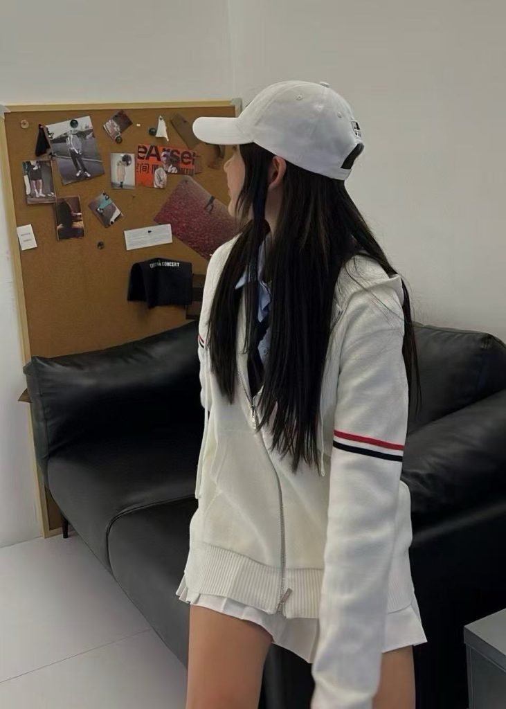 THOM BROWNE TB双袖标拉链毛衣外套有哪些经典配饰?插图 THOM BROWNE TB双袖标拉链毛衣外套有哪些经典配饰?插图