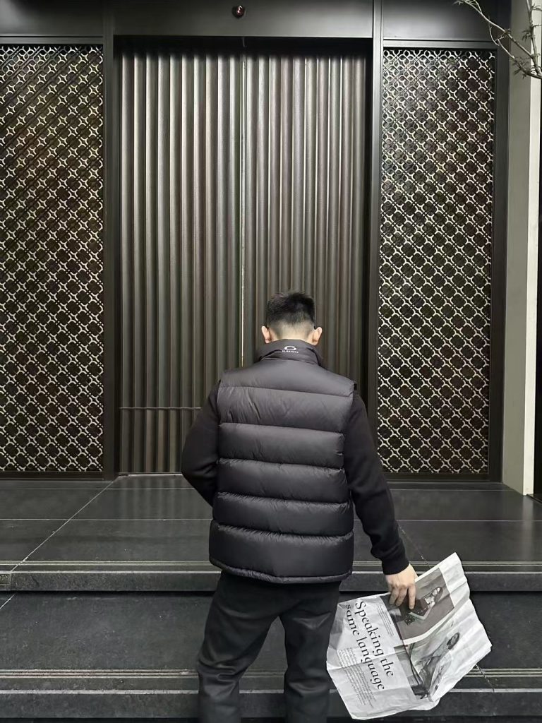 BALENCIAGA巴黎世家BLCG 后领环形绣羽绒马甲插图 BALENCIAGA巴黎世家BLCG 后领环形绣羽绒马甲插图