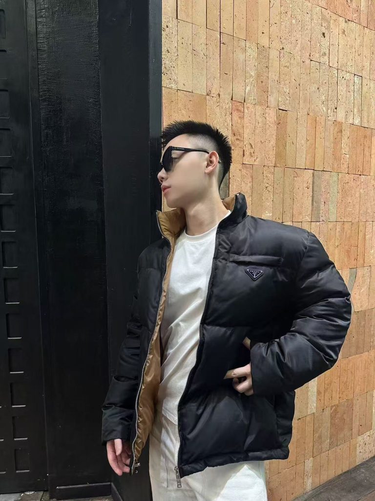 PRADA普拉达PRD 尼龙拉链口袋撞色立领羽绒服插图 PRADA普拉达PRD 尼龙拉链口袋撞色立领羽绒服插图