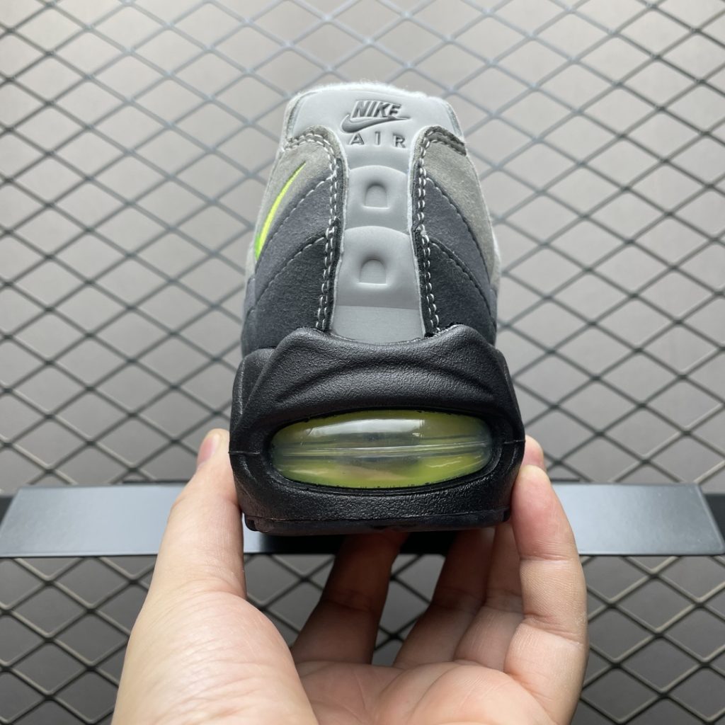 莆田纯原版 Air Max 95 OG 的鞋面材质是否容易变形？插图1