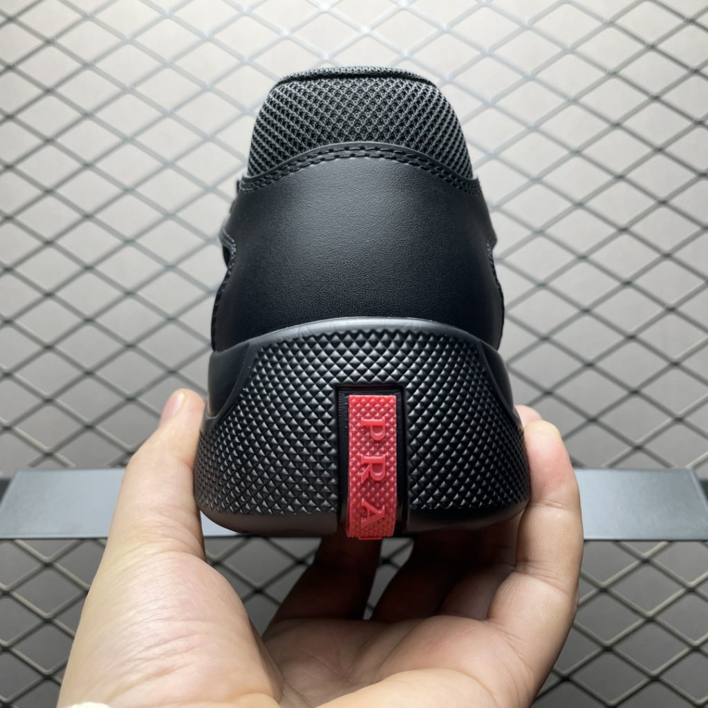 Prada运动鞋的金属珐琅三角标在不同款式上颜色会有变化吗？插图1