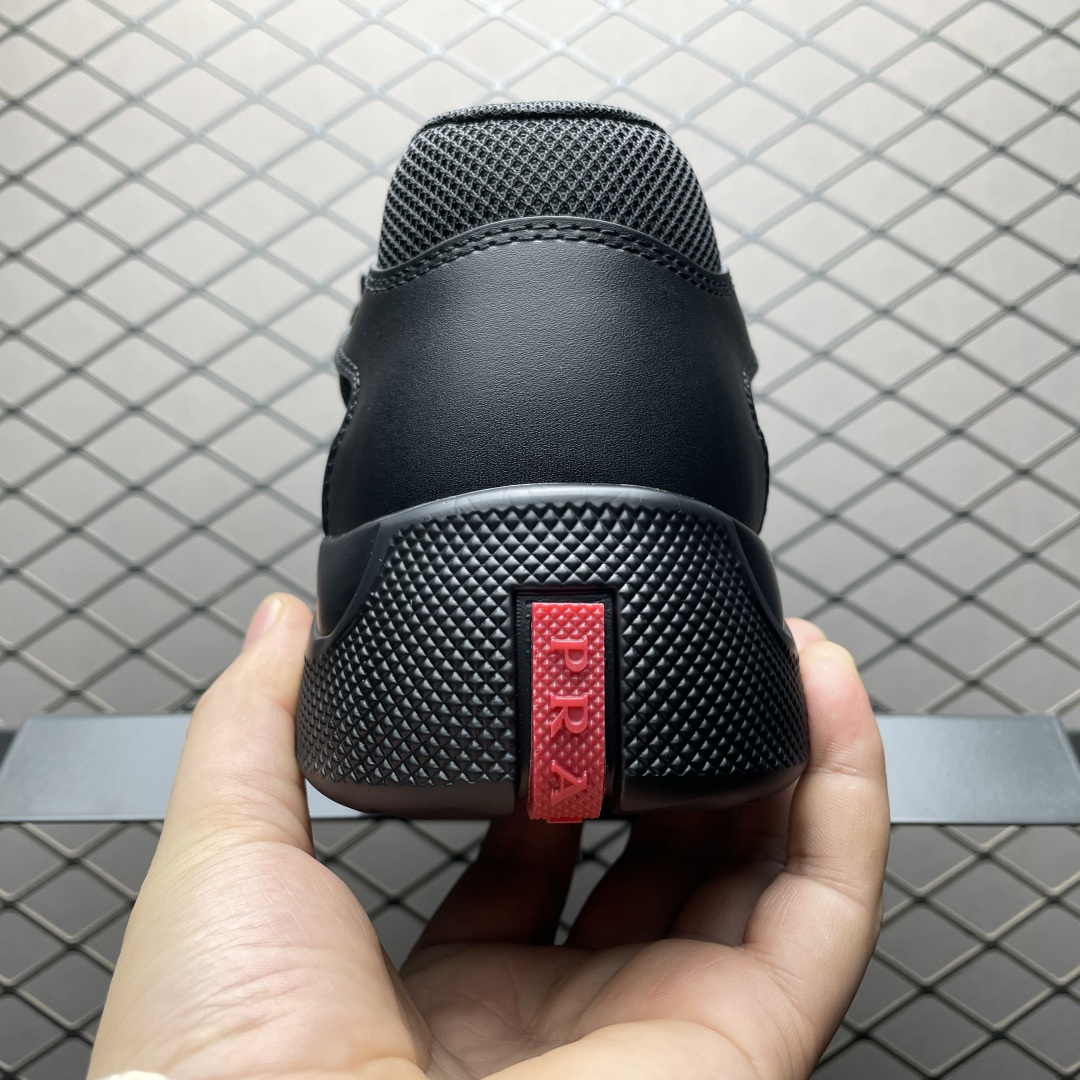 Prada运动鞋的三角Logo在不同款式上有什么变化？缩略图