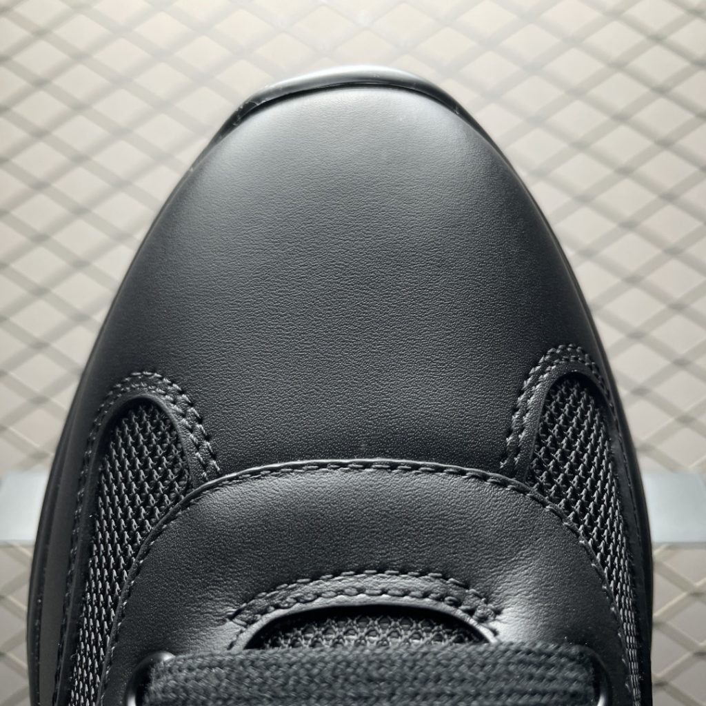 Prada运动鞋的金属珐琅三角标在不同款式上颜色会有变化吗？插图2