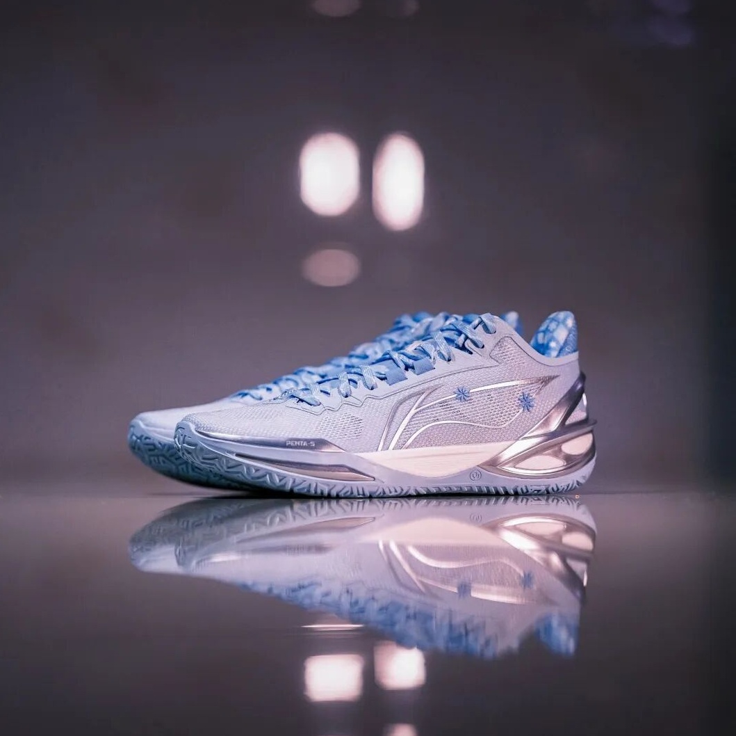 这双「冰雪城堡」实战鞋包是冬日球场的颜值刺客缩略图