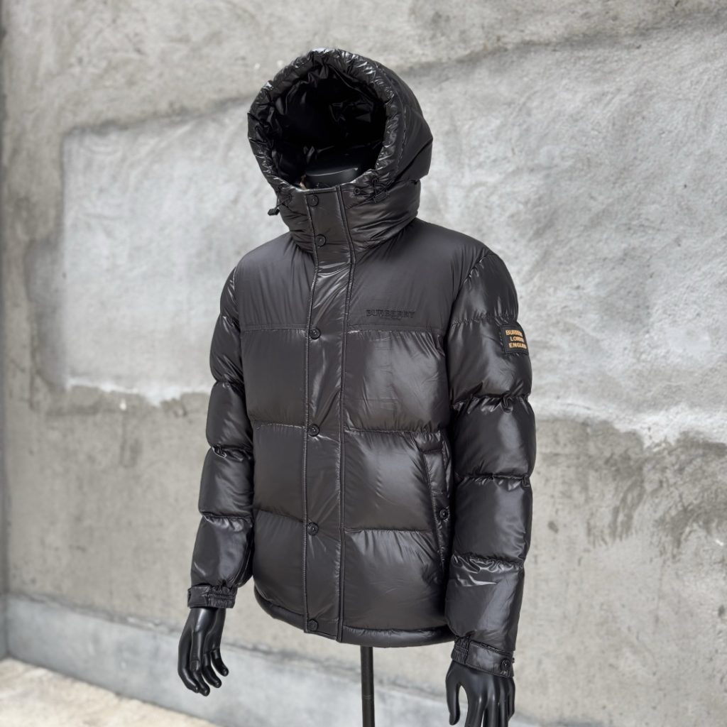 Burberry/博柏利巴宝莉羽绒服撞色胶条字母Logo徽标连帽羽绒服插图 Burberry/博柏利巴宝莉羽绒服撞色胶条字母Logo徽标连帽羽绒服插图