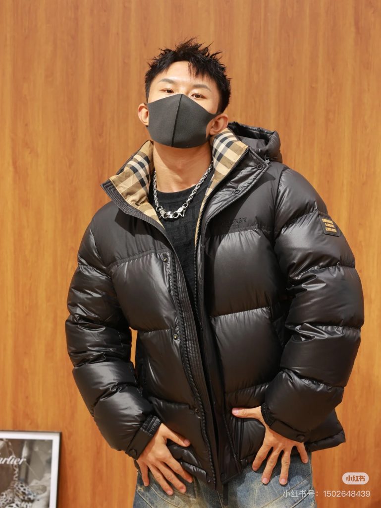 Burberry撞色胶条字母Logo羽绒服的购买渠道有哪些?插图 Burberry撞色胶条字母Logo羽绒服的购买渠道有哪些?插图