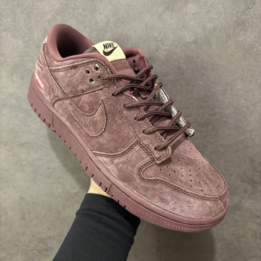 Supreme x Nike Dunk SB Low Sup x 耐克 SB 低帮 联名酒红低帮休闲鞋插图
