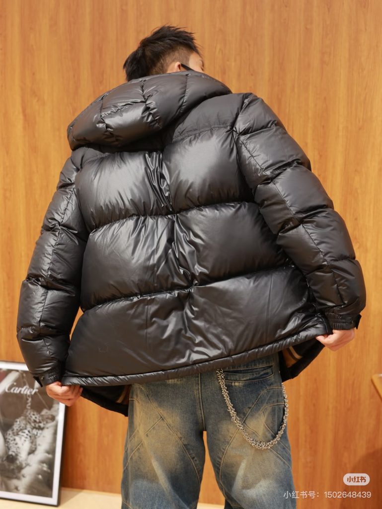 Burberry撞色胶条字母Logo羽绒服的版型适合什么身高的人?插图1 Burberry撞色胶条字母Logo羽绒服的版型适合什么身高的人?插图1