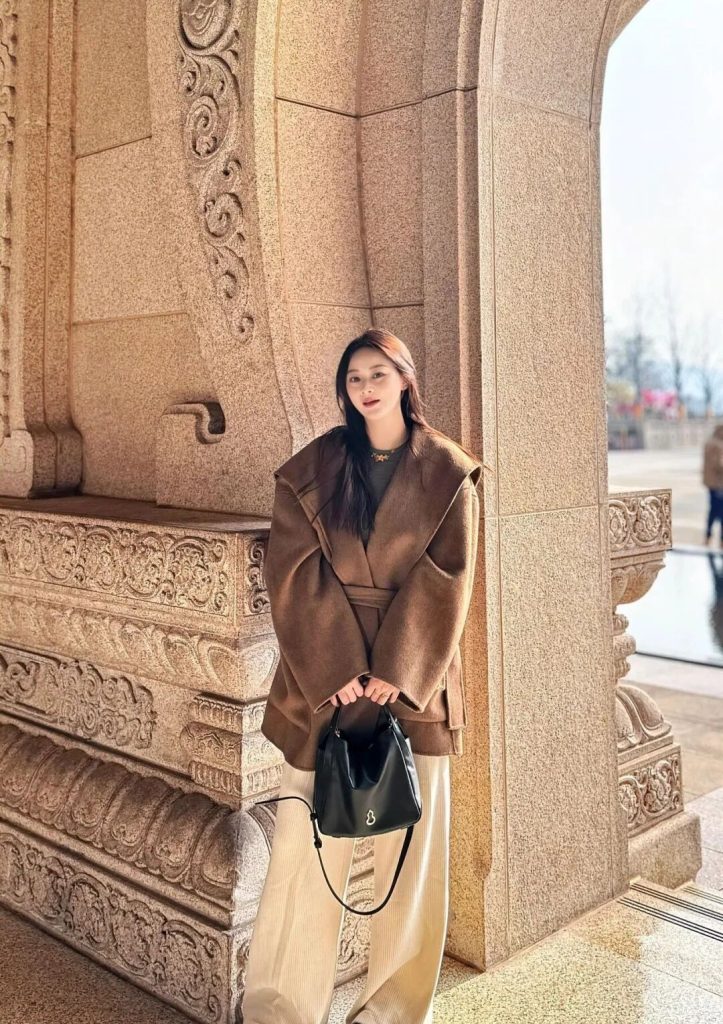 初冬最气质的“短大衣”穿搭，无论搭裙子、裤子都好看！插图1