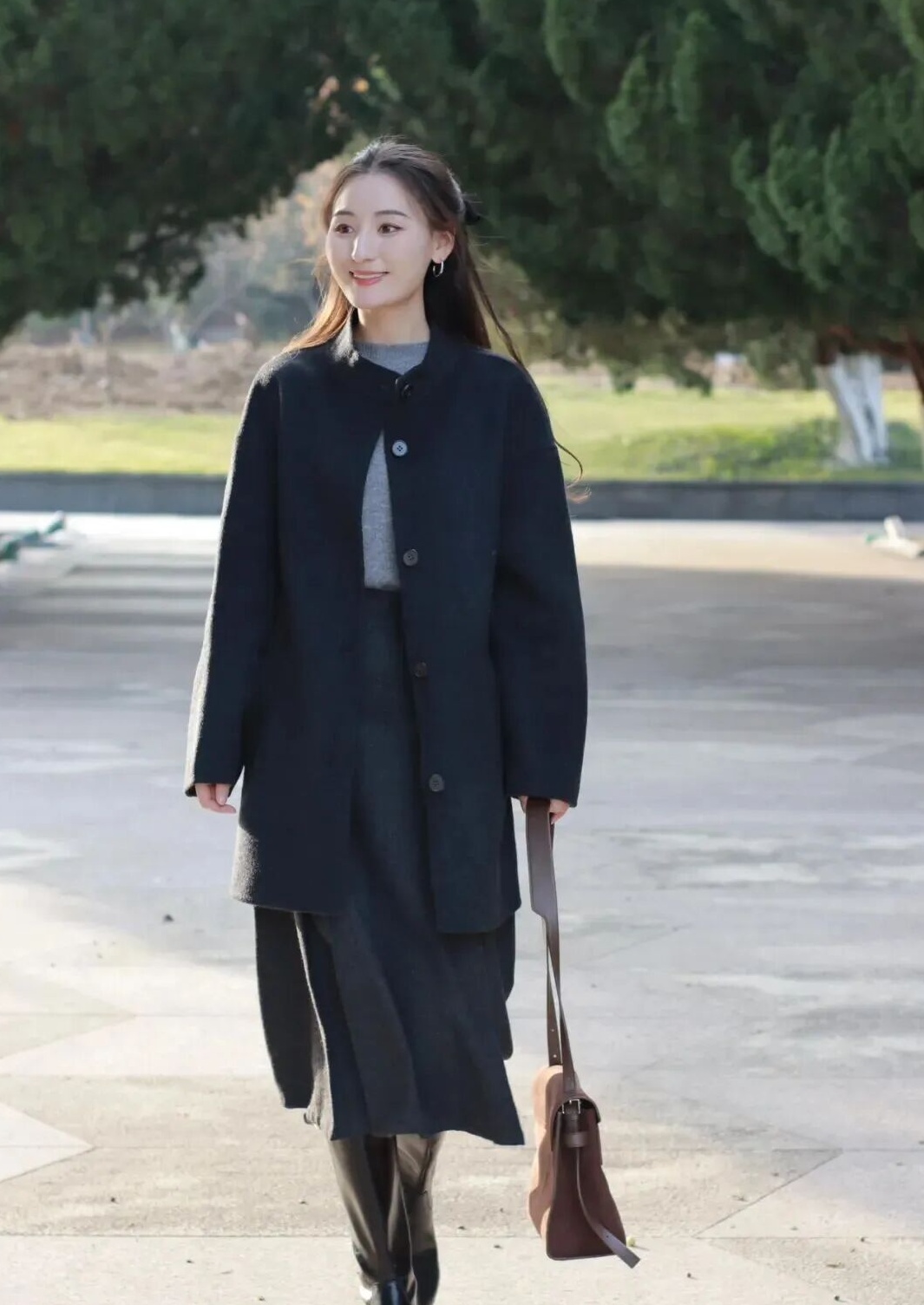 长款无领毛呢大衣+同色系百褶裙，把冬日街头的质感穿在身上缩略图