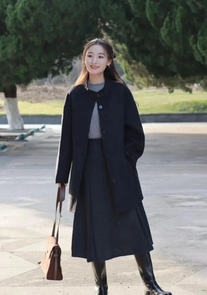 长款无领毛呢大衣+同色系百褶裙，把冬日街头的质感穿在身上插图