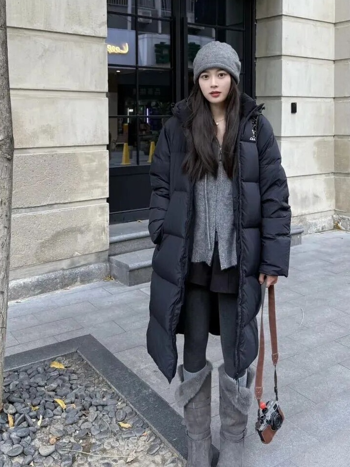 长款黑羽绒+灰色针织叠穿，把冬日街头的慵懒感穿得刚刚好缩略图