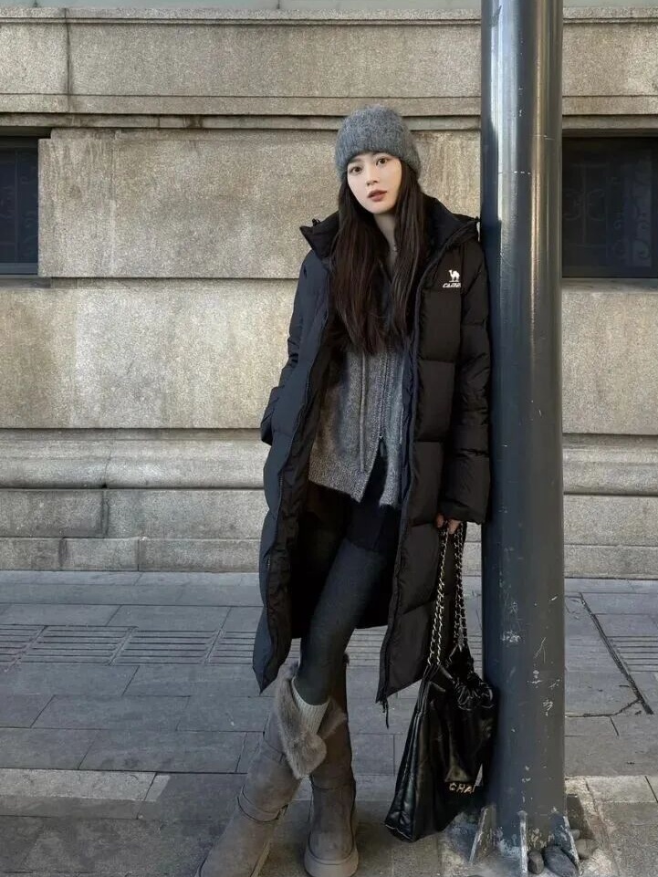 长款黑羽绒+灰色针织叠穿，把冬日街头的慵懒感穿得刚刚好插图