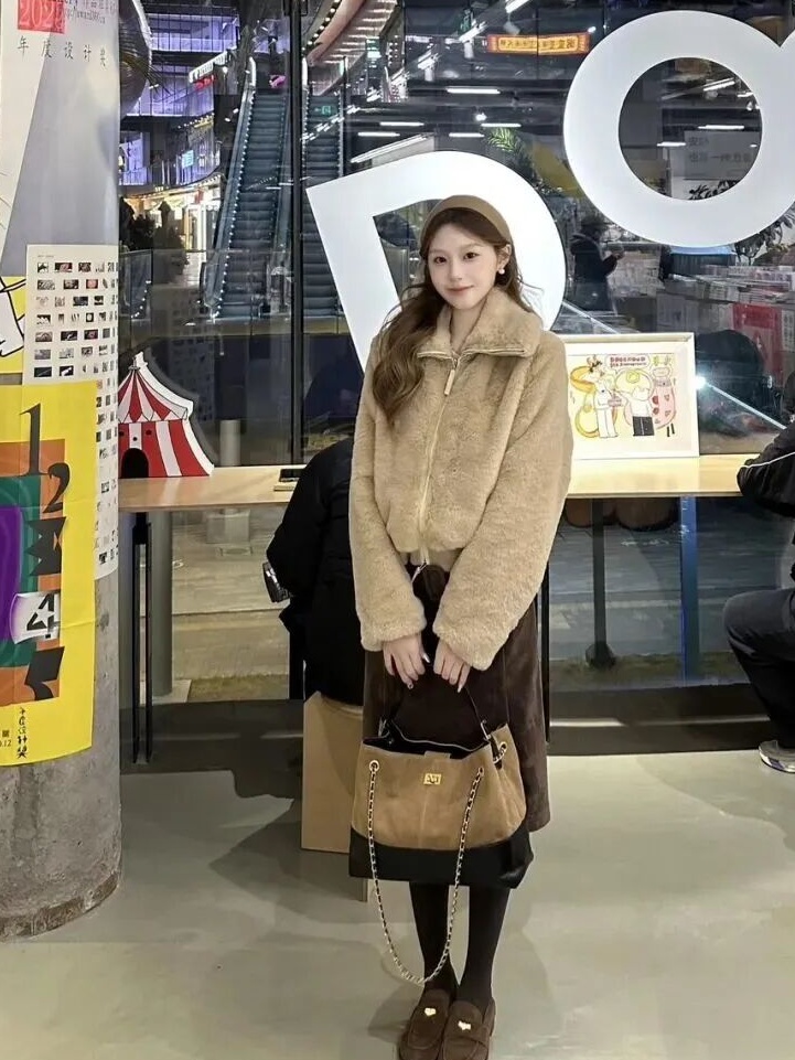 毛绒短款外套+高腰麂皮裙，把慵懒温柔穿成日常风景缩略图