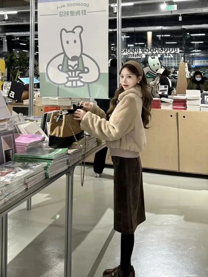 毛绒短款外套+高腰麂皮裙，把慵懒温柔穿成日常风景插图
