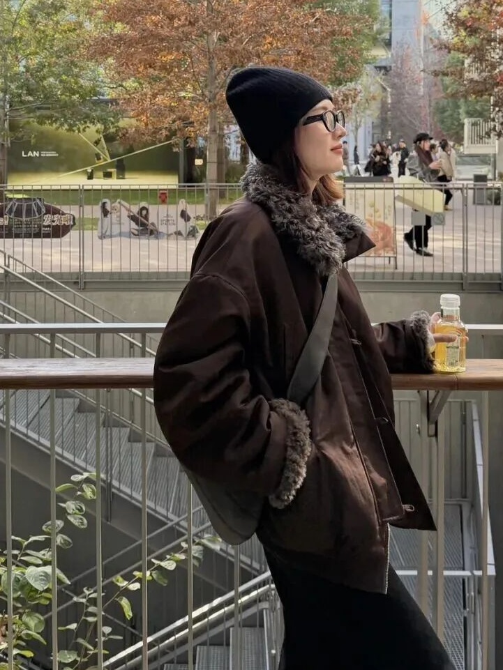 棕色棉服+阔腿裤，拿捏冬日随性氛围缩略图