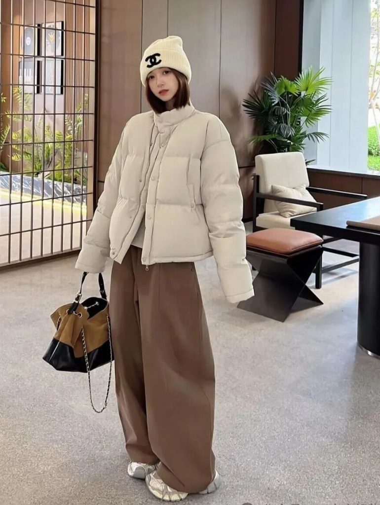 冬季最流行穿搭“短外套+长裤”，这样穿显瘦又显高！插图