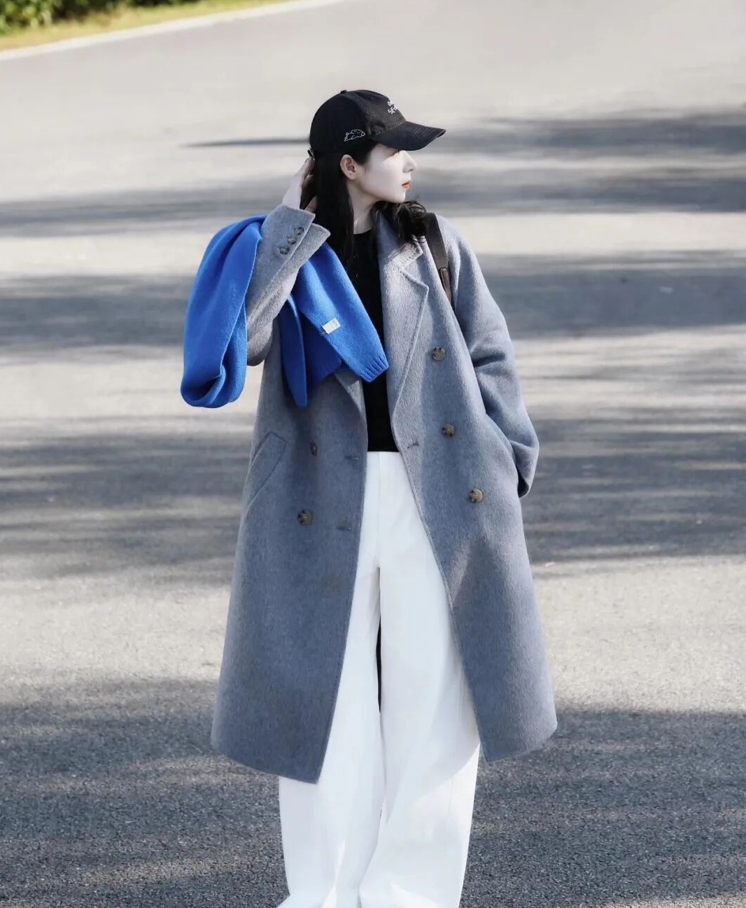 浅灰大衣 × 白裤：被阳光晕染的通勤氛围缩略图