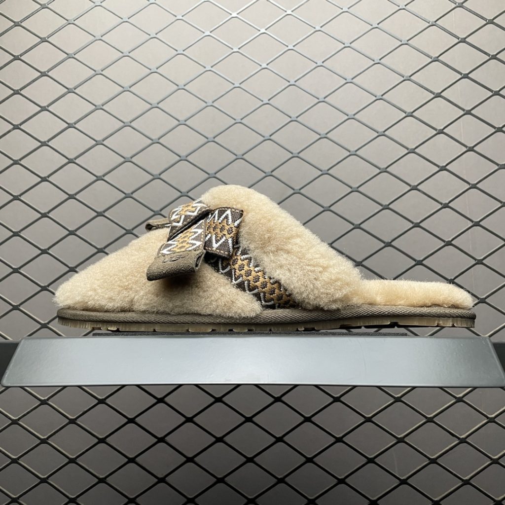 如何辨别TS联名倒钩复刻UGG拖鞋的真假？有哪些非专业方法？插图3